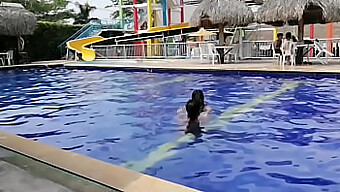 ¡mira A Esta Adolescente Morena Disfrutando De Besos Y Manoseos Junto A La Piscina Antes De Tener Un Intenso Sexo En El Baño! ¡te Encantará!