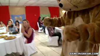 ¡únete A Las Fiestas Y Diviértete Con El Conocido Dancing Bear!