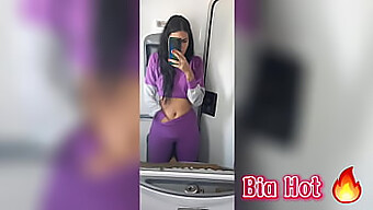 Bia, Seorang Brunette Yang Horny Dan Nakal Menikmati Kesenangan Diri Di Tandas Awam