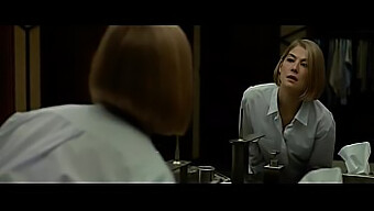 Le Scene Sensuali Di Rosamund Pike Più Votate Da 