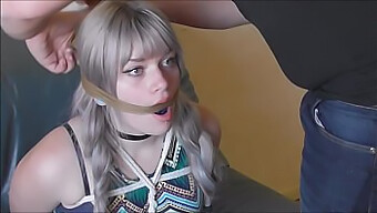 Nuoret Naiset Hillitty Ja Hiljennetty Bdsm Pelata