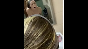 Une belle femme est forcée de se pencher dans les toilettes publiques.