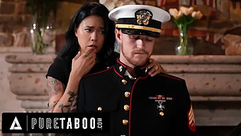 Dana Vespoli En Oliver Flynn In Een Hete Ontmoeting Met Een Uniform Thema