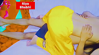 诱惑和接吻导致与印度夫妇的激情背后性爱!Riya Bhabhi