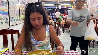 Adolescente (18+) Katty se entrega a uma refeição em um restaurante asiático, expondo a si mesma e sua genitália ao público sem cueca