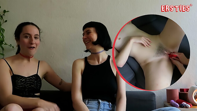 Jocul lesbian senzual al lui Katie A și Delfine L în Berlin