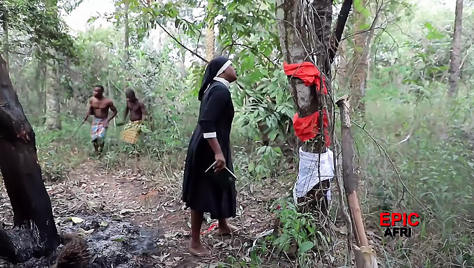 Tentara kulit hitam berhubungan seks dengan misionaris kulit putih.