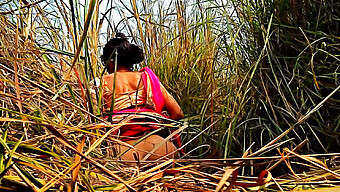 Indian Housewife Gets Outdoor Pleasure In The Fields