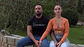 La coppia europea Candy Fly e il suo ragazzo mostrano le loro tette naturali e i loro corpi perfetti in un porno all'aperto e al chiuso