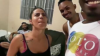 Matrona brasileira e três homens negros se envolvem em um encontro caseiro intenso