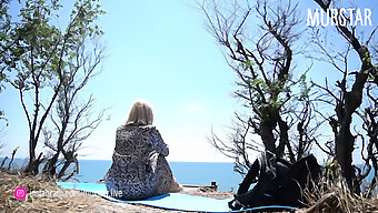 一对业余情侣在海滩上与陌生人进行户外性爱,并在他们面前达到高潮