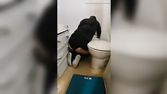 Une Femme Mature Surprend Avec Un Jeu Anal Pendant Le Lavage De Cheveux