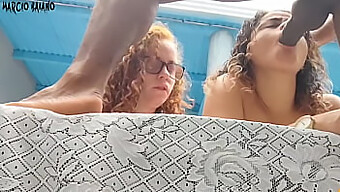 Ménage interracial selvagem na cama do quintal