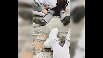 Una Estudiante Universitaria Graba A Su Amigo Dando Sexo Oral A Otro Estudiante Y Se Involucran En Actividad Sexual Juntos