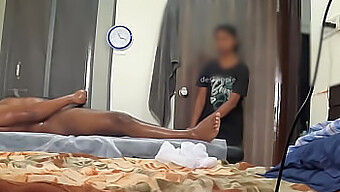 Uma Massagem Alegre Com Uma Conclusão Feliz