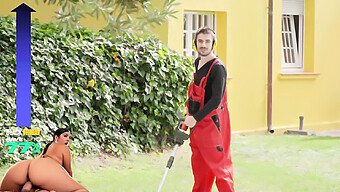 Jordi Reste Neutre Alors Que Sara Retali Et Sara Diamante L'Attirent Avec Leurs Courbes Captivantes - Avec Des Soutien-Gorges