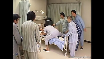 Asiatische Krankenschwester gibt ihrem Patienten Handjob und Creampie