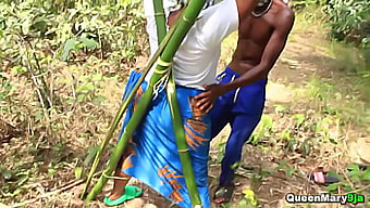 Beleza negra é contida em bambu e vigorosamente penetrada ao ar livre