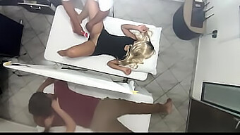 Vidéo Hd D'Une Femme Infidèle Massée Et Baisée Par Un Autre Homme Devant Son Mari