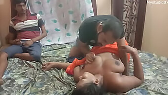 Casal excitado desfruta de um trio quente com um homem bem dotado.