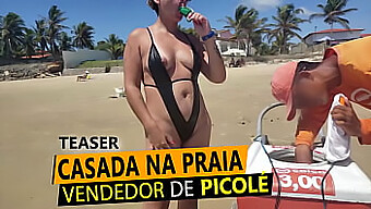 Esposa Loira Mostra Tudo Na Praia Para Vendedor De Picolés