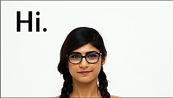 Die junge muslimische Fitness-Enthusiastin Mia Khalifa lädt dich ein, ihren makellosen arabischen Körper aus nächster Nähe zu erkunden